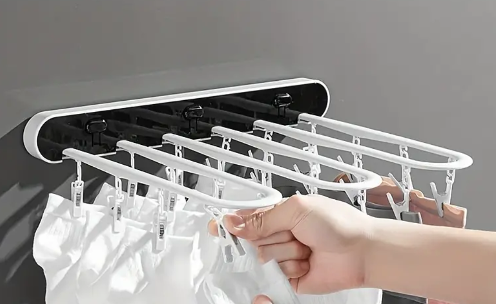 Étendoir à linge pour balcon avec plusieurs pinces à linge